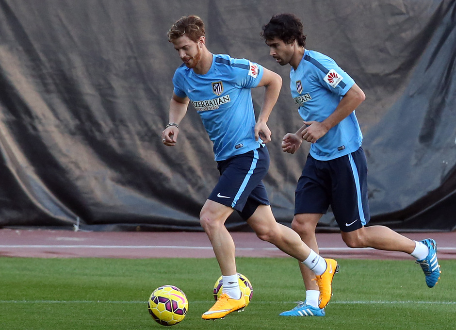 temporada 14/15. Entrenamiento en el estadio Vicente Calderón. Tiago y Ansaldi conduciendo el balón durante el entrenamiento