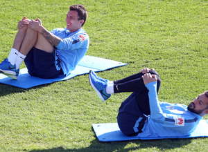 temporada 14/15. Entrenamiento en la ciudad deportiva de Majadahonda. Mandzukic y Moyá realizando ejercicios de recuperación durante el entrenamiento