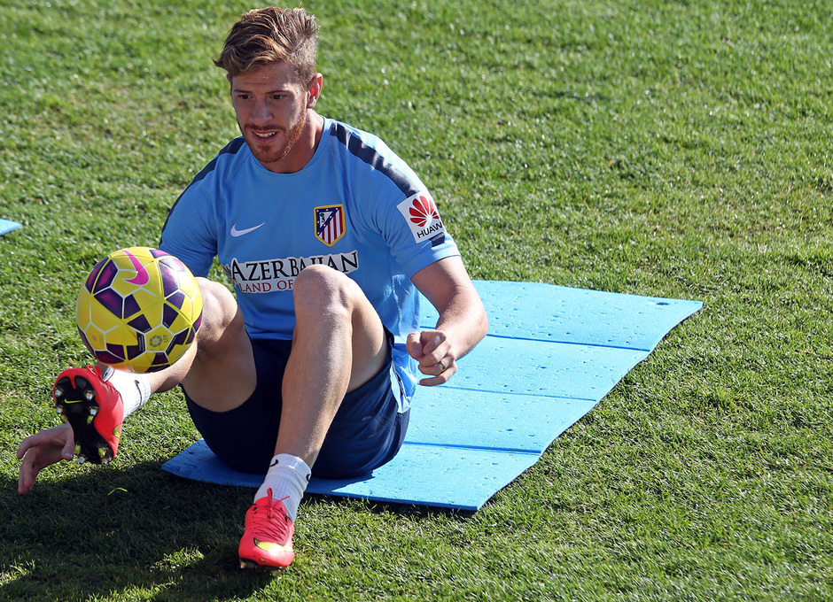 temporada 14/15. Entrenamiento en la ciudad deportiva de Majadahonda. Ansaldi tocando balón durante el entrenamiento