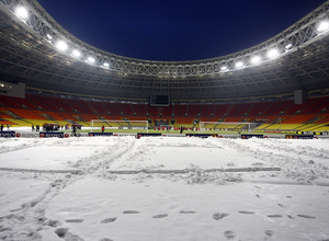 La nieve se amontona en el borde exterior del césped artificial del estadio Luzhniki.