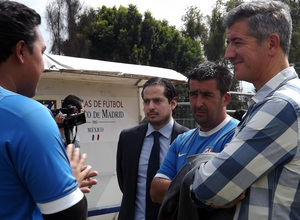 Miguel Ángel Gil Marín visita las escuelas en México. El cuerpo técnico habló con Miguel Ángel Gil Marín.
