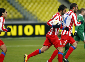Adrián se lleva el balón al centro del campo tras el gol de Falcao.