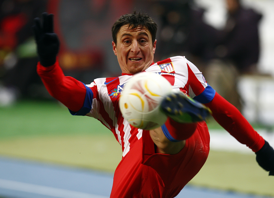 Cristian Rodríguez intenta controlar el balón con la derecha.