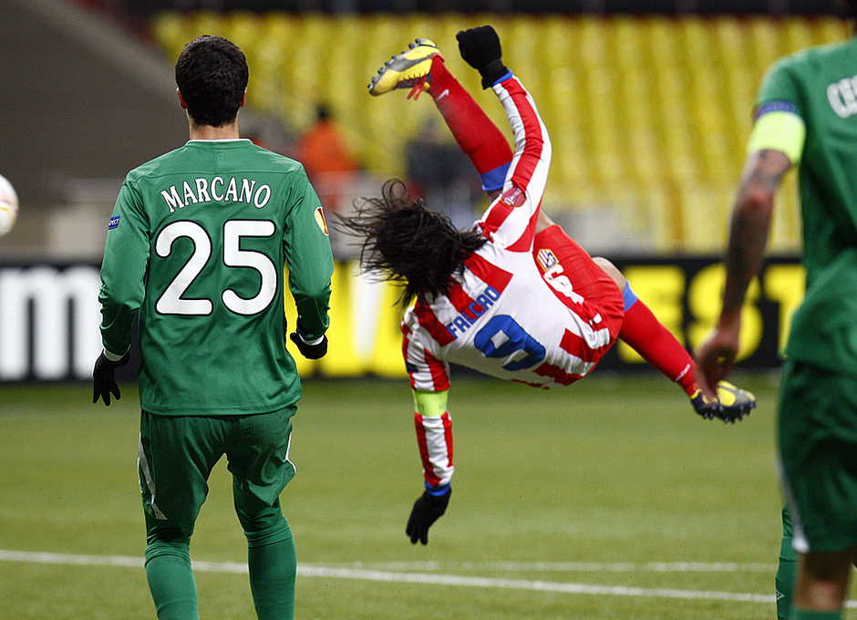 Falcao intenta la chilena durante la segunda parte del partido ante el Rubin.
