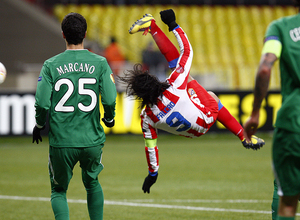 Falcao intenta la chilena durante la segunda parte del partido ante el Rubin.