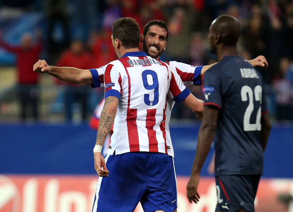 Temporada 14-15. Champions League. Atlético de Madrid-Olympiacos. Raúl García y Mandzukic se abrazan tras el gol.