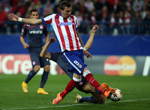 Temporada 14-15. Champions League. Atlético de Madrid-Olympiacos. Mandzukic intenta meter el pie en el área.