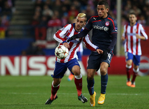 temporada 14/15. Partido Atlético de Madrid Olympiacos. Griezmann luchando un balón durante el partido
