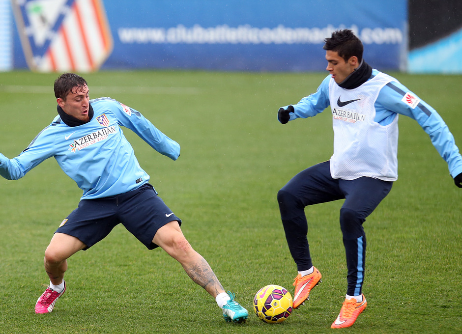 temporada 14/15. Entrenamiento en la ciudad deportiva de Majadahonda. Rodríguez y Jiménez luchando un balón durante el entrenamiento