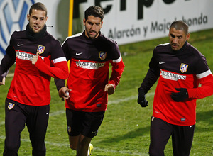 Mario Suárez, Raúl García y Cata Díaz, durante un entrenamiento en Majadahonda-