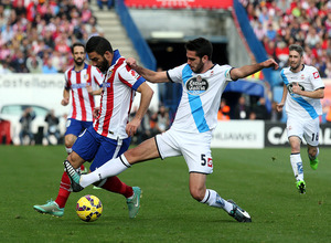 Temporada 14-15. Jornada 13. Atlético de Madrid-Deportivo. Arda controla el balón.