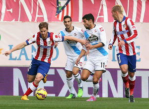 Temporada 14-15. Jornada 13. Atlético de Madrid-Deportivo. Ansaldi controla la pelota ante la mirada de Griezmann.