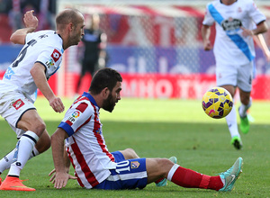 Temporada 14-15. Jornada 13. Atlético de Madrid-Deportivo. Arda controla un balón desde el suelo.