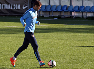 temporada 14/15. Entrenamiento en la ciudad deportiva de Majadahonda. Mario controlando un balón durante el entrenamiento