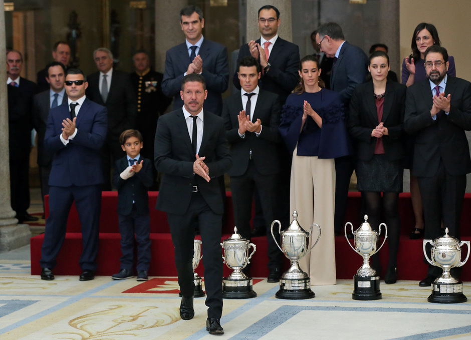 Temporada 14-15. Entrega premios Nacionales del Deporte. Simeone se dispone a recoger el premio.