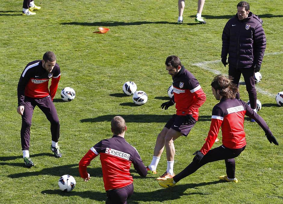 Liga 2012-13. Adrián y  Mario participan en un rondo en Majadahonda antes del partido contra el Espanyol