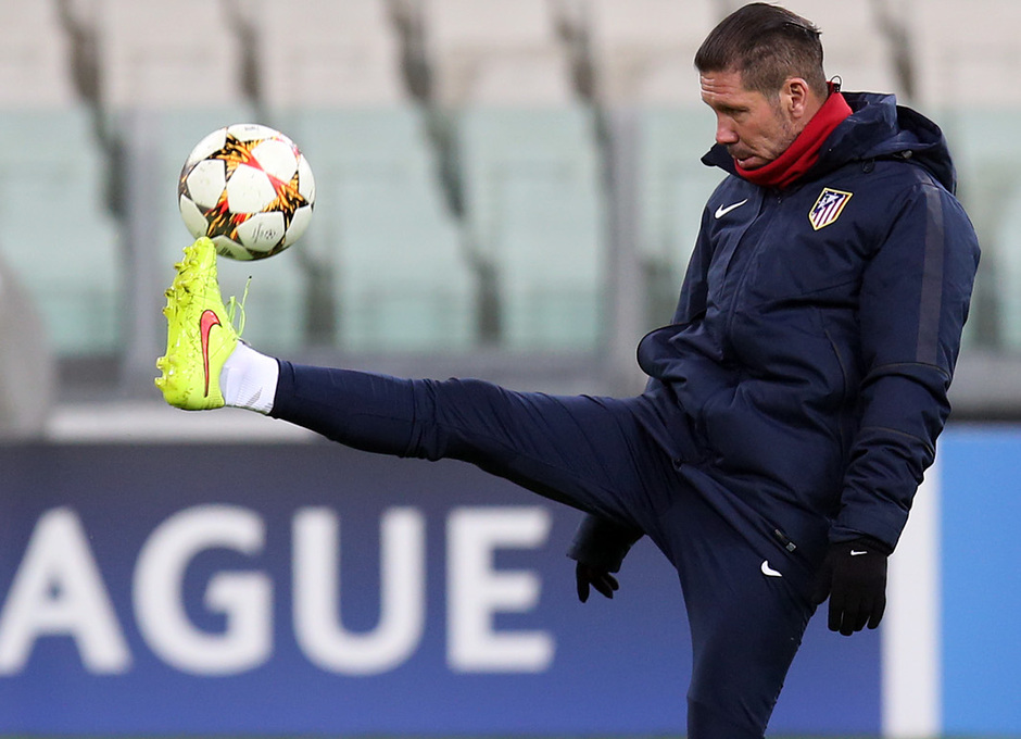 Juventus - Atlético. Simeone, controlando un balón durante el entrenamiento.