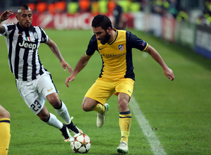 Temporada 14-15. Champions League. Juventus - Atlético de Madrid. Arda intenta controlar el balón.