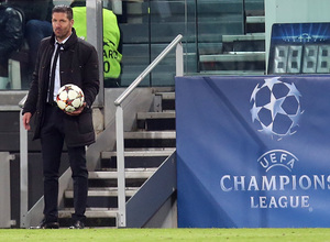 Temporada 14-15. Champions League. Juventus - Atlético de Madrid. Simeone, con un balón en la banda.