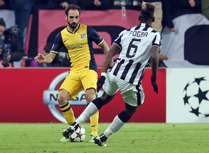 Temporada 14-15. Champions League. Juventus - Atlético de Madrid. Juanfran realiza un pase ante Pogba.