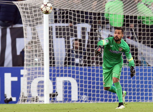 Temporada 14-15. Juventus-Atlético. Moya pasa un balón. Foto: Ángel Gutiérrez