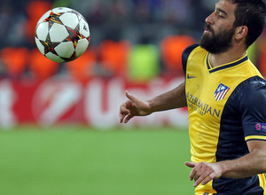 Temporada 14-15. Champions League. Juventus - Atlético de Madrid. Arda Turan controla un balón con el pecho.