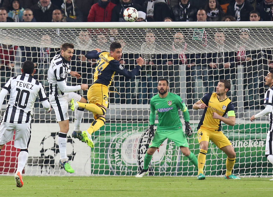 Temporada 14-15. Champions League. Juventus - Atlético de Madrid. Giménez despeja con un cabezazo un balón aéreo.