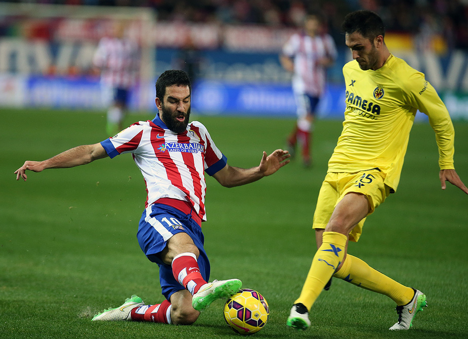 Temporada 14-15. Jornada 15. Atlético de Madrid - Villarreal. Arda intenta robar un balón en segada.