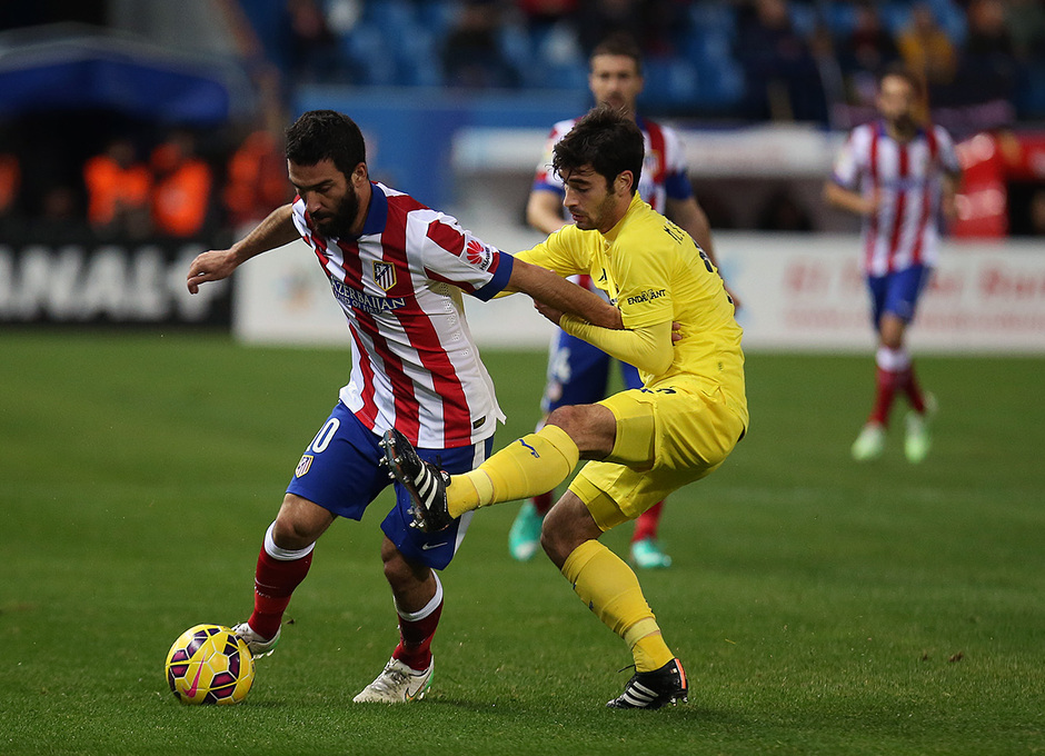 Temporada 14-15. Jornada 15. Atlético de Madrid - Villarreal. Arda protege un balón con el cuerpo.