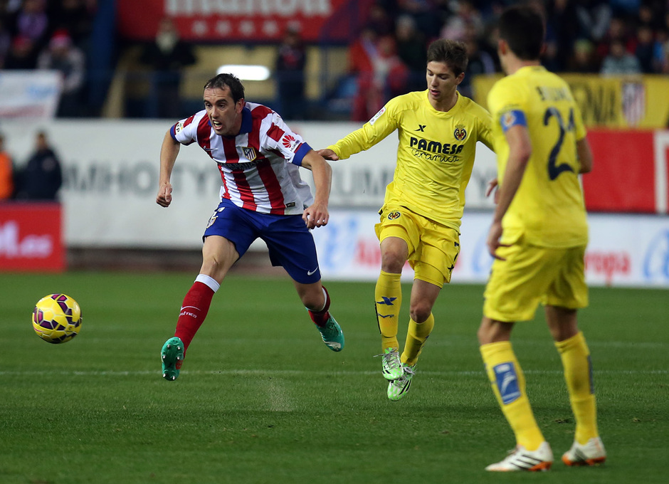 Temporada 14-15. Jornada 15. Atlético de Madrid - Villarreal. Godín intenta sacar el balón jugado.