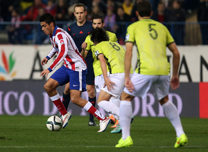 Temporada 14-15. 1/16 Copa del Rey. Atlético de Madrid-L'Hospitalet. Raúl Jiménez  se lleva el balón ante dos rivales.