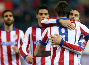 temporada 14/15. Partido Atlético de Madrid Hospitalet. Koke abrazando a Mandzukic durante el partido
