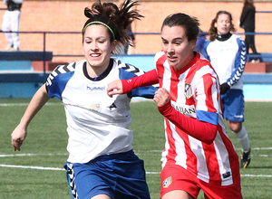 Liga 2012/2013. Priscila en una acción ante una jugadora de Prainsa Zaragoza