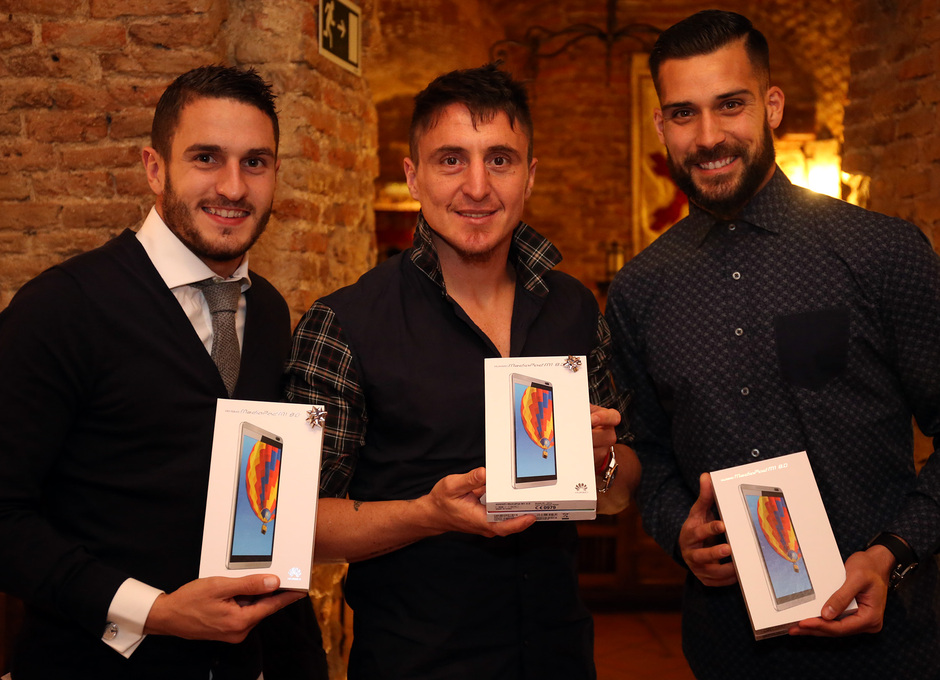 Koke, Cristian Rodríguez y Moyá posan con sus tablets Huawei
