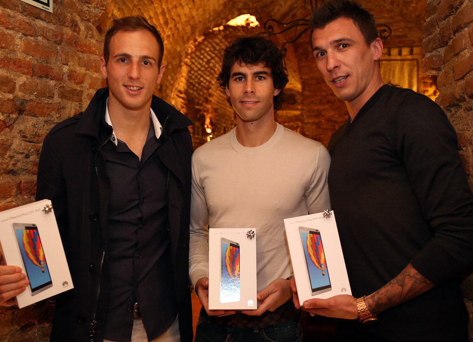 Tiago, Mandzukic y Oblak con sus nuevas tablets de Huwei