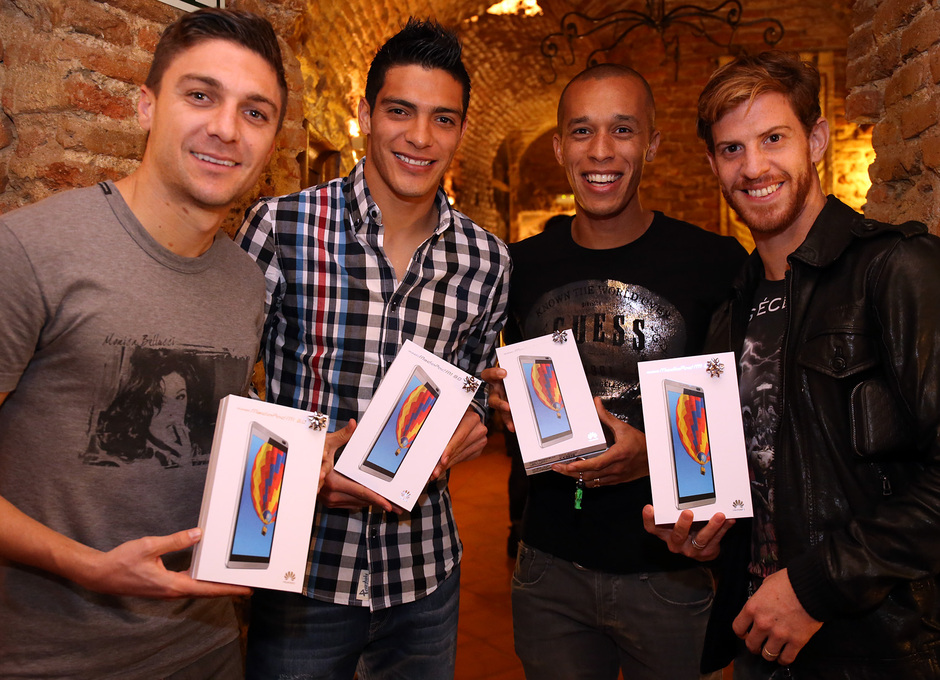 Siqueira, Jiménez, Ansaldi y Miranda con sus nuevas tablets Huawei 