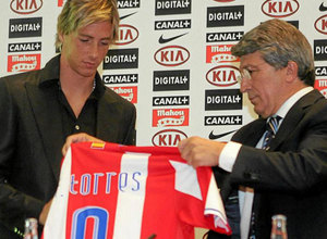 Cerezo entrega a Fernando Torres una camiseta el día de su despedida