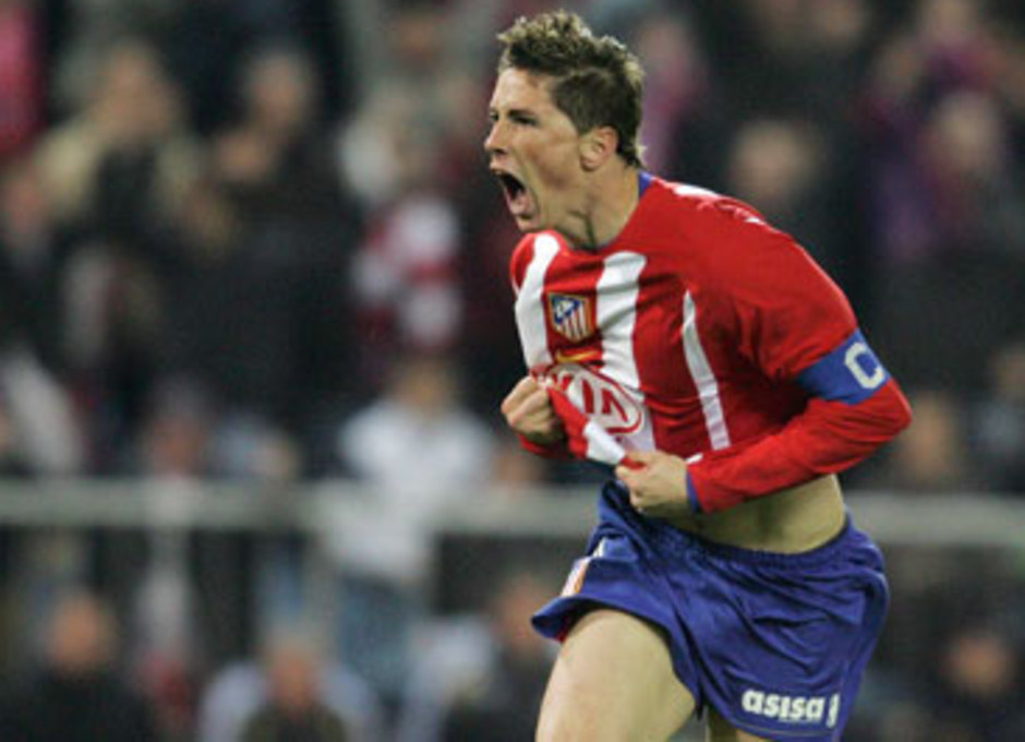 Fernando Torres celebra un gol ante el Real Madrid