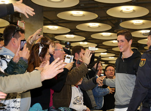 Los aficionados jalean a Fernando Torres a su llegada a Barajas