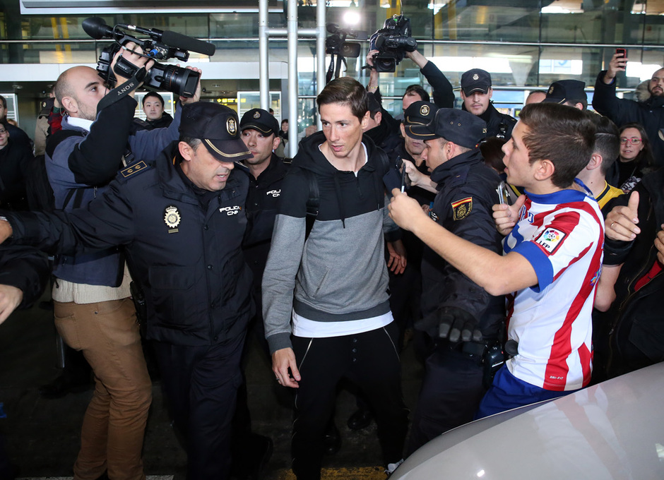 Aficionados rojiblancos acudieron al aeropuerto Adolfo Suárez de Madrid Barajas para recibir al ídolo rojiblanco