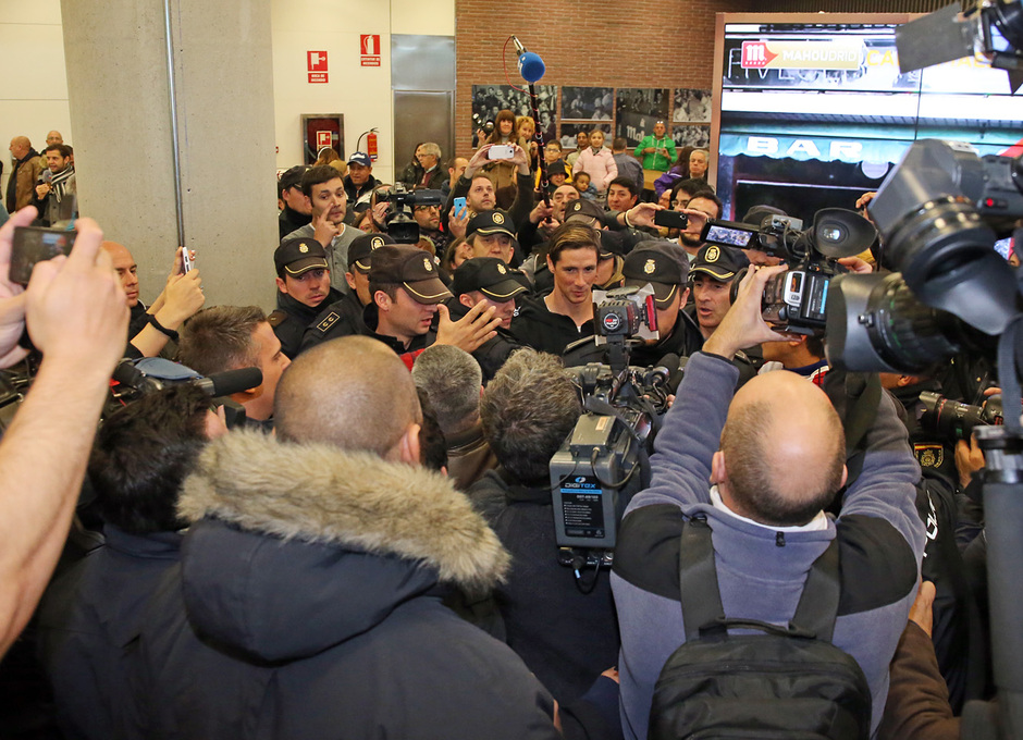 Enorme expectación en el aeropuerto de Madrid a la llegada de Fernando Torres 