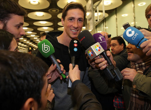 Fernando Torres atiende a los medios de comunicación a su llegada al aeropuerto Adolfo Suárez de Madrid