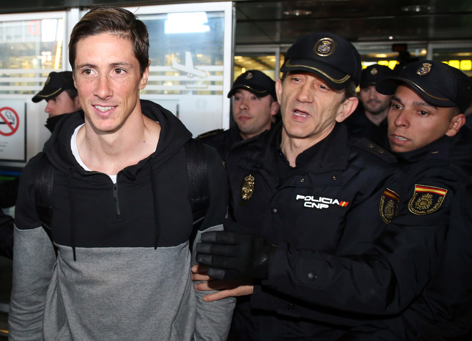 Fernando Torres es escoltado por la Policía Nacional a su llegada a Madrid