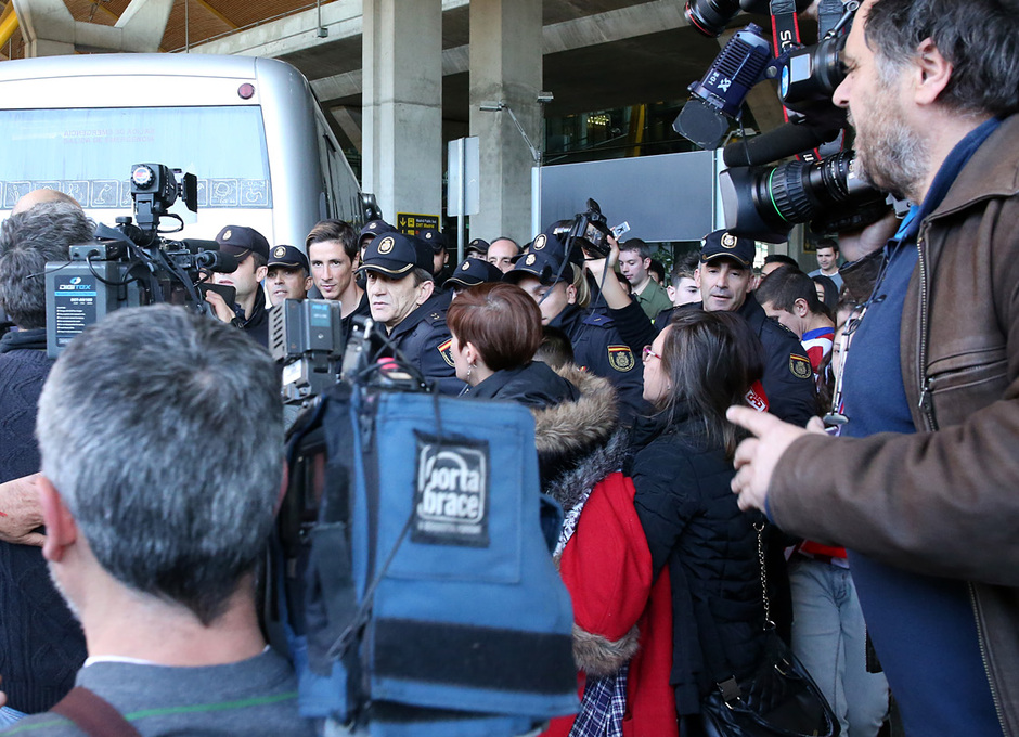 Una nube de periodistas acompaña a Fernando Torres en el aeropuerto a su llegada
