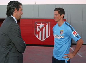 Fernando Torres charla con José Luis Pérez Caminero antes de iniciar su primer entrenamiento en su regreso al Atlético