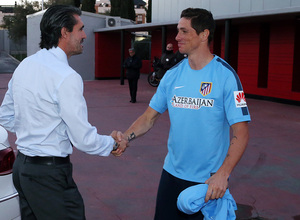 José Luis Pérez Caminero estrecha la mano de Fernando Torres antes del entrenamiento