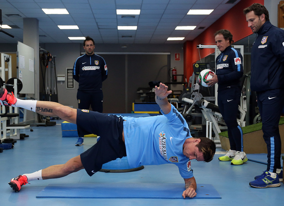 Fernando Torres se ejercita en el gimnasio bajo la atenta mirada de los preparadores físicos