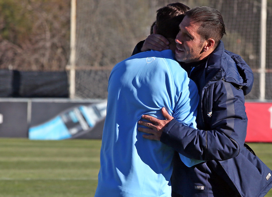 Simeone abraza a Torres