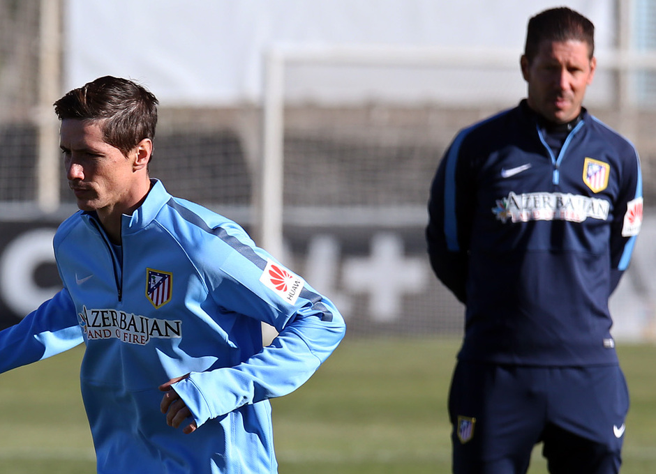 Simeone observa las evoluciones de Fernando Torres