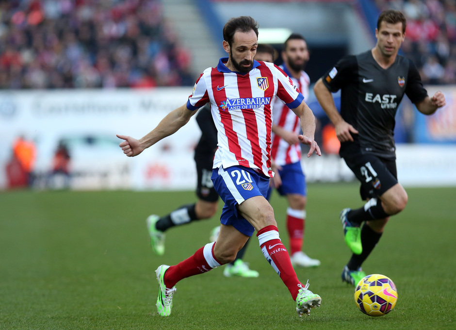 Temporada 14-15. Jornada 17. Atlético de Madrid-Levante. Juanfran saca el balón en carrera.